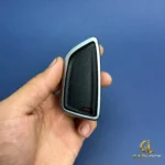 کاور ریموت کی ام سی T8 J7 و جک S5 نیو طرح چرم مشکی نقره‌ای – نمای پشت در دست