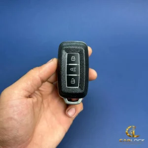 کاور ریموت فیدلیتی پرایم و الیت طرح چرم مشکی نقره‌ای – نمای جلو در دست