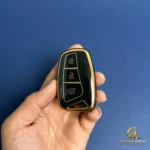 کاور ریموت هیوندایی کیلس سه دکمه مشکی طلایی – نمای جلو در دست