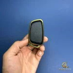 کاور ریموت برلیانس H300C مشکی با حاشیه طلایی، نمای پشت در دست