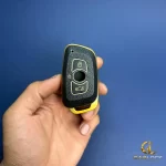 کاور ریموت برلیانس H300C مشکی با حاشیه طلایی، نمای جلو در دست
